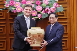 Thủ tướng Phạm Minh Chính tặng quà lưu niệm cho Đại sứ Wojciech Gerwel. (Ảnh: Dương Giang/TTXVN)