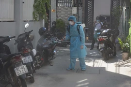 Nhân viên y tế Đà Nẵng phun thuốc khử khuẩn từng nhà, đường ngõ tại khu vực dân cư nơi bệnh nhân COVID-19 số 418 sinh sống. (Ảnh: Võ Dũng/TTXVN)