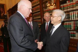 Nguyên Chủ tịch Thường trực Thượng viện Hoa Kỳ Patrick Leahy đón Tổng Bí thư Nguyễn Phú Trọng. (Ảnh: Trí Dũng/TTXVN)