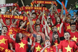 Cổ động viên Việt Nam đến cổ vũ đội tuyển U23 trong trận đá với U23 Malaysia. (Ảnh: Quốc Khánh/TTXVN)