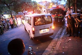 Xe cứu thương đưa nạn nhân ra khỏi hiện trường. (Ảnh: Lê Minh Sơn/Vietnam+)