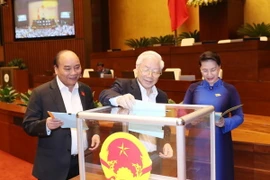 Đại biểu Quốc hội đánh giá những người được Quốc hội bầu hoặc phê chuẩn bằng lá phiếu tín nhiệm. (Ảnh: Trọng Đức/TTXVN)