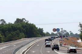 Các phương tiện lưu thông trên đường cao tốc Đà Nẵng-Quảng Ngãi. (Ảnh: Trần Tĩnh/TTXVN)