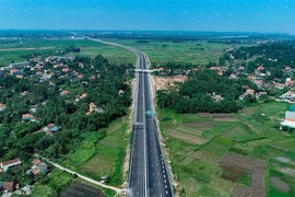 Cao tốc Hạ Long-Hải Phòng nhìn từ trên cao. (Ảnh: Trung Nguyên/TTXVN)
