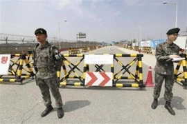 Binh sỹ Hàn Quốc tăng cường an ninh trên một tuyến đường ở Paju. (Nguồn: Kyodo/TTXVN)