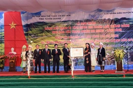 Đại diện lãnh đạo tỉnh Tuyên Quang đón nhận Bằng xếp hạng Di tích Quốc gia danh lam thắng cảnh Khu bảo tồn thiên nhiên Na Hang-Lâm Bình. (Ảnh: Văn Tý/TTXVN.)