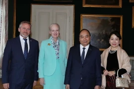 Thủ tướng Nguyễn Xuân Phúc và Phu nhân chụp ảnh chung với Nữ hoàng Đan Mạch Margrethe II và Bộ trưởng Ngoại giao Anders Samuelsen. (Ảnh: Thống Nhất/TTXVN)