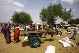 Người tị nạn chờ nhận thực phẩm cứu trợ tại bang Kordofan, Sudan ngày 13/5. (Nguồn: AFP/TTXVN)