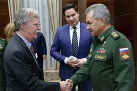 Bộ trưởng Quốc phòng Nga Sergei Shoigu (phải) trong cuộc gặp Cố vấn An ninh quốc gia Mỹ John Bolton (trái) tại Moskva (Nga) ngày 23/10. (Ảnh: AFP/ TTXVN)