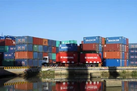 Các container phế liệu nằm rãi rác trong cảng Cát Lái. (Ảnh tư liệu:Hoàng Hải/TTXVN)