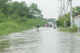 Đường Nguyễn Bình bị ngập sâu trong nước. (Ảnh: Mạnh Linh/TTXVN)