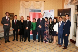 Toàn quyền Australia Peter Cosgrove cùng Phu nhân và Tổng Lãnh sự Trịnh Đức Hải chụp ảnh với các thành viên sáng lập và điều hành AVYLD. (Ảnh: Khánh Linh/Vietnam+)