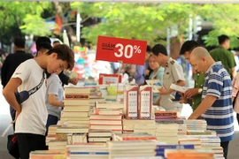 Người đọc tìm hiểu các loại sách. (Ảnh: An Đăng/TTXVN)