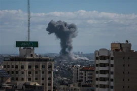 Khói bốc lên sau một cuộc không kích của Israel tại thành phố Gaza ngày 27/10/2018. (Ảnh: THX/ TTXVN)