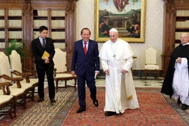 Phó Thủ tướng thường trực Trương Hòa Bình và Giáo hoàng Francis. (Ảnh: Ngự Bình/TTXVN)