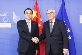 Thủ tướng Trung Quốc Lý Khắc Cường (trái) trong cuộc gặp Chủ tịch Ủy ban châu Âu (EU) Jean-Claude Juncker ở Brussels (Bỉ) ngày 19/10. (Ảnh: THX/ TTXVN)