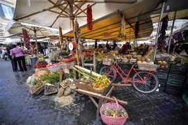 Người dân mua sắm tại một khu chợ ở Rome, Italy. (Ảnh: AFP/TTXVN)