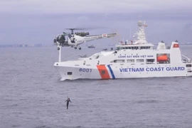 Lực lượng 2 nước diễn tập sử dụng trực thăng cứu nạn trên biển. (Ảnh: TTXVN phát)