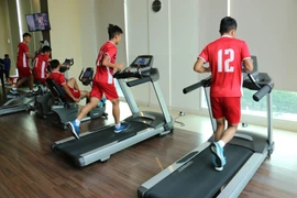Các cầu thủ chạy với máy tập tại phòng gym. (Ảnh: Hải Ngọc/Vietnam+) 