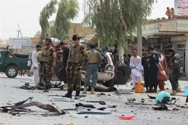 Lực lượng an ninh Afghanistan điều tra tại hiện trường một vụ đánh bom ở Lashkar Gah, tỉnh Helmand ngày 13/9. (Nguồn: THX/ TTXVN)