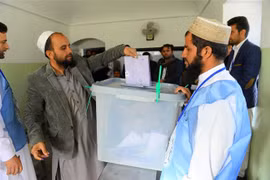 Cử tri Afghanistan bỏ phiếu tại điểm bầu cử ở tỉnh Herat, Afghanistan ngày 20/10. (Ảnh: AFP/ TTXVN)