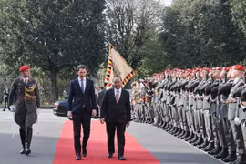 Thủ tướng Áo Sebastian Kurz và Thủ tướng Nguyễn Xuân Phúc duyệt đội danh dự tại Lễ đón, được tổ chức trọng thể ở Văn phòng Thủ tướng Áo. 