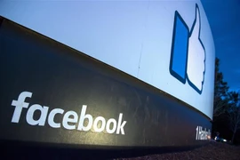 Biểu tượng Facebook tại trụ sở ở Menlo Park, California, Mỹ. (Ảnh: AFP/ TTXVN)