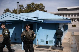 Binh sỹ Hàn Quốc gác tại khu vực làng đình chiến Panmunjom, khu phi quân sự hóa DMZ giữa hai miền Triều Tiên, ngày 21/2. (Nguồn: AFP/TTXVN)