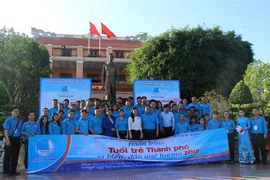 Lực lượng thanh niên tham gia hành trình Tuổi trẻ thành phố vì biển, đảo quê hương năm 2018. (Ảnh: Xuân Dự/TTXVN)