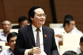 Bộ trưởng Bộ Giáo dục và Đào tạo Phùng Xuân Nhạ trả lời chất vấn của các đại biểu Quốc hội. (Ảnh: Văn Điệp/TTXVN)