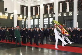 Đoàn Ban Chấp hành Trung ương Đảng Cộng sản Việt Nam, do đồng chí Nguyễn Phú Trọng, Tổng Bí thư Ban Chấp hành Trung ương Đảng làm Trưởng đoàn, viếng đồng chí Đỗ Mười. (Ảnh: TTXVN)