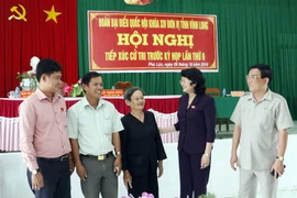 Quyền Chủ tịch nước Đặng Thị Ngọc Thịnh với cử tri huyện Tam Bình. (Ảnh: Phạm Minh Tuấn/TTXVN)