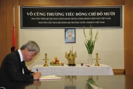 Lễ viếng và mở sổ tang nguyên Tổng Bí thư Đỗ Mười tại Israel. Đại sứ Việt Nam tại Israel Cao Trần Quốc Hải ghi sổ tang. (Ảnh: Việt Thắng/TTXVN)