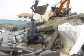 Phần thân kè, đoạn tiếp giáp với nước biển được gia cường bằng túi cát lớn. (Ảnh: Hữu Trung/TTXVN)