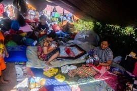 Người dân sơ tán tới khu lều tạm sau vụ động đất và sóng thần tại làng Balaroa ở Palu, Trung Sulawesi, Indonesia ngày 2/10. (Ảnh: THX/TTXVN)