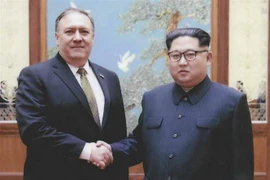 Ngoại trưởng Mỹ Mike Pompeo (trái) và nhà lãnh đạo Triều Tiên Kim Jong-un tại cuộc gặp ở Bình Nhưỡng ngày 26/4/2018. Ảnh: (Nguồn: AFP/TTXVN)