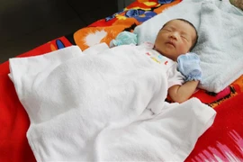 Sau quá trình thay máu, điều trị, sức khỏe của cháu bé đã ổn định. (Ảnh: Nguyễn Thành/TTXVN)