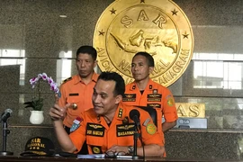 Ông Didi Hamzar, đại diện Cơ quan Tìm kiếm cứu nạn Quốc gia Indonesia (Basarnas) cung cấp thông tin cho báo chí. (Ảnh: Đỗ Quyên/Vietnam+)