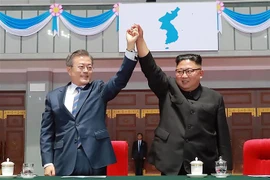 Nhà lãnh đạo Triều Tiên Kim Jong-un (phải) và Tổng thống Hàn Quốc Moon Jae-in tại hội nghị thượng đỉnh ở Bình Nhưỡng ngày 19/9/2018. (Ảnh: AFP/ TTXVN)