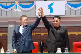 Nhà lãnh đạo Triều Tiên Kim Jong-un (phải) và Tổng thống Hàn Quốc Moon Jae-in tại hội nghị thượng đỉnh ở Bình Nhưỡng ngày 19/9/2018. (Ảnh: AFP/ TTXVN)
