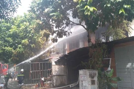 Lực lượng chức năng dập tắt đám cháy. (Ảnh TTXVN phát)