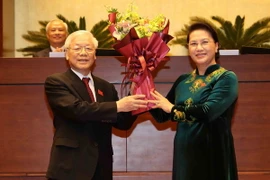 Chủ tịch Quốc hội Nguyễn Thị Kim Ngân tặng hoa chúc mừng Tổng Bí thư Nguyễn Phú Trọng, tân Chủ tịch nước Cộng hòa XHCN Việt Nam nhiệm kỳ 2016-2021. (Ảnh: Trí Dũng/TTXVN)