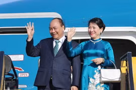 Chiều 14/10 (theo giờ địa phương), Thủ tướng Nguyễn Xuân Phúc và Phu nhân và Đoàn cấp cao Việt Nam đến thủ đô Vienne, Cộng hòa Áo. (Ảnh: Thống Nhất/TTXVN)