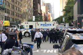 Cảnh sát Mỹ phong tỏa khu vực quanh tòa nhà Time Warner ở New York sau khi phát hiện gói bưu kiện có chứa chất nổ được gửi đến trụ sở Hãng tin CNN đặt trong tòa nhà này, ngày 24/10/2018. (Nguồn: AFP/ TTXVN)