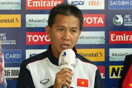 Huấn luyện viên Hoàng Anh Tuấn phát biểu tại cuộc họp báo trưa 18/10. (Ảnh: Hải Ngọc/Vietnam+)