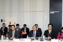 Thủ tướng Nguyễn Xuân Phúc (giữa) cùng các thành viên Đoàn cấp cao Việt Nam dự Tọa đàm Doanh nghiệp Việt Nam-Đan Mạch. (Ảnh: Thống Nhất/TTXVN)