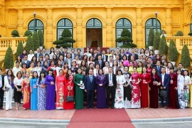 Quyền Chủ tịch nước Đặng Thị Ngọc Thịnh với các đại biểu. (Ảnh: Dương Giang/TTXVN)