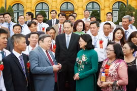 Quyền Chủ tịch nước Đặng Thị Ngọc Thịnh với các đại biểu Nông dân xuất sắc năm 2018. (Ảnh: Dương Giang/TTXVN)