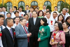 Quyền Chủ tịch nước Đặng Thị Ngọc Thịnh với các đại biểu Nông dân xuất sắc năm 2018. (Ảnh: Dương Giang/TTXVN)