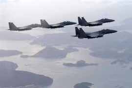Hàn Quốc triển khai máy bay tiêm kích F-15K sau khi phát hiện máy bay Trung Quốc xâm phạm vùng nhận dạng phòng không Hàn Quốc, ngày 29/8. (Ảnh: EPA/ TTXVN)